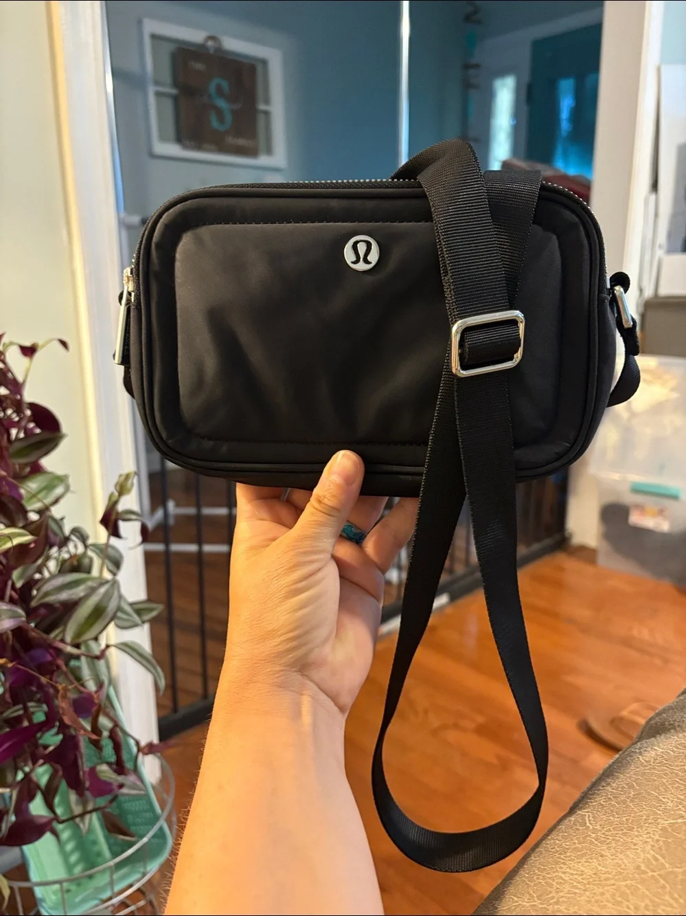 Lululemon Crossbody Camera Bag 2L - Black with Silver Hardware excellent - Picture 3 of 5